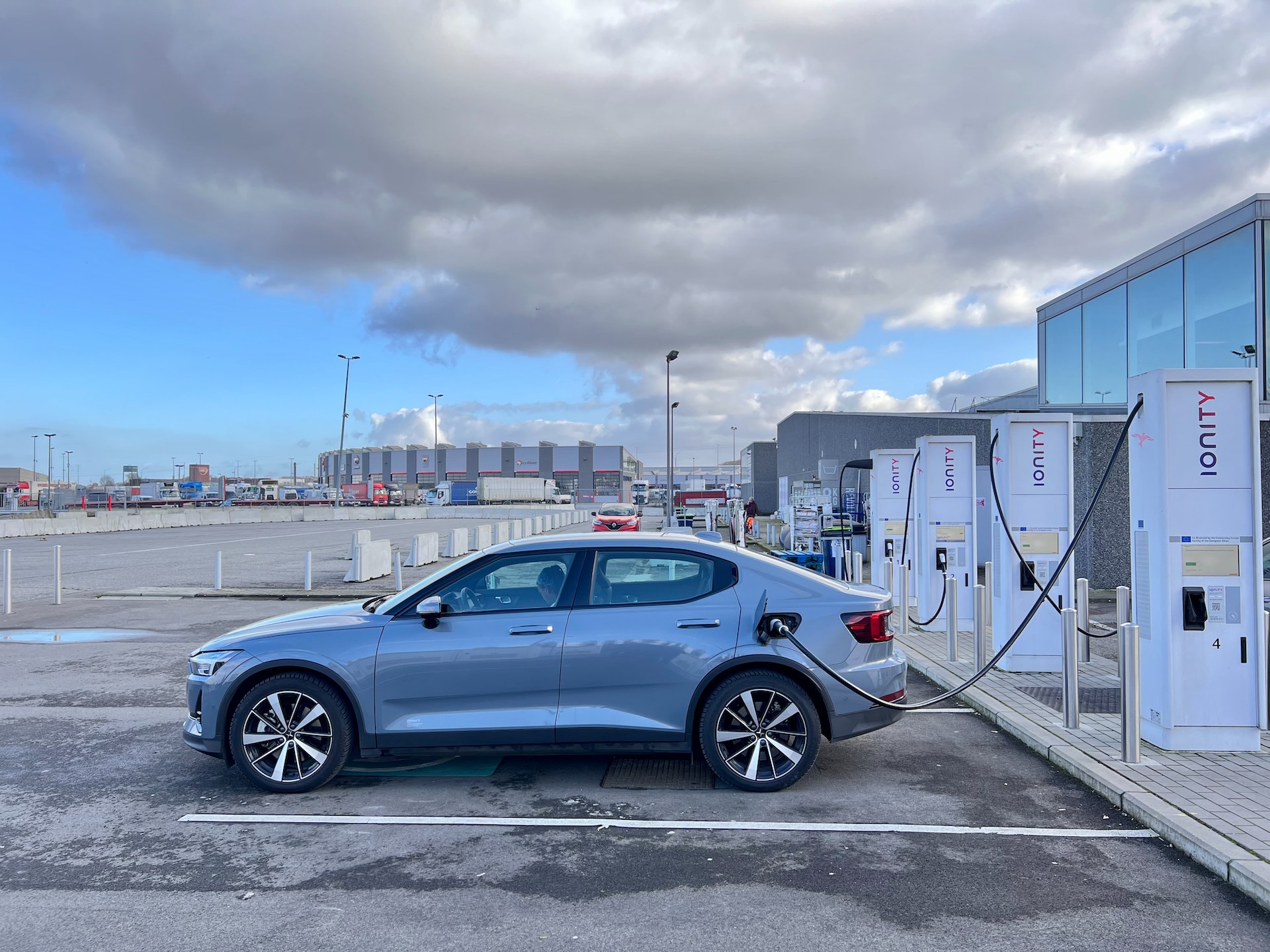 Auto elettrica in ricarica in un parcheggio