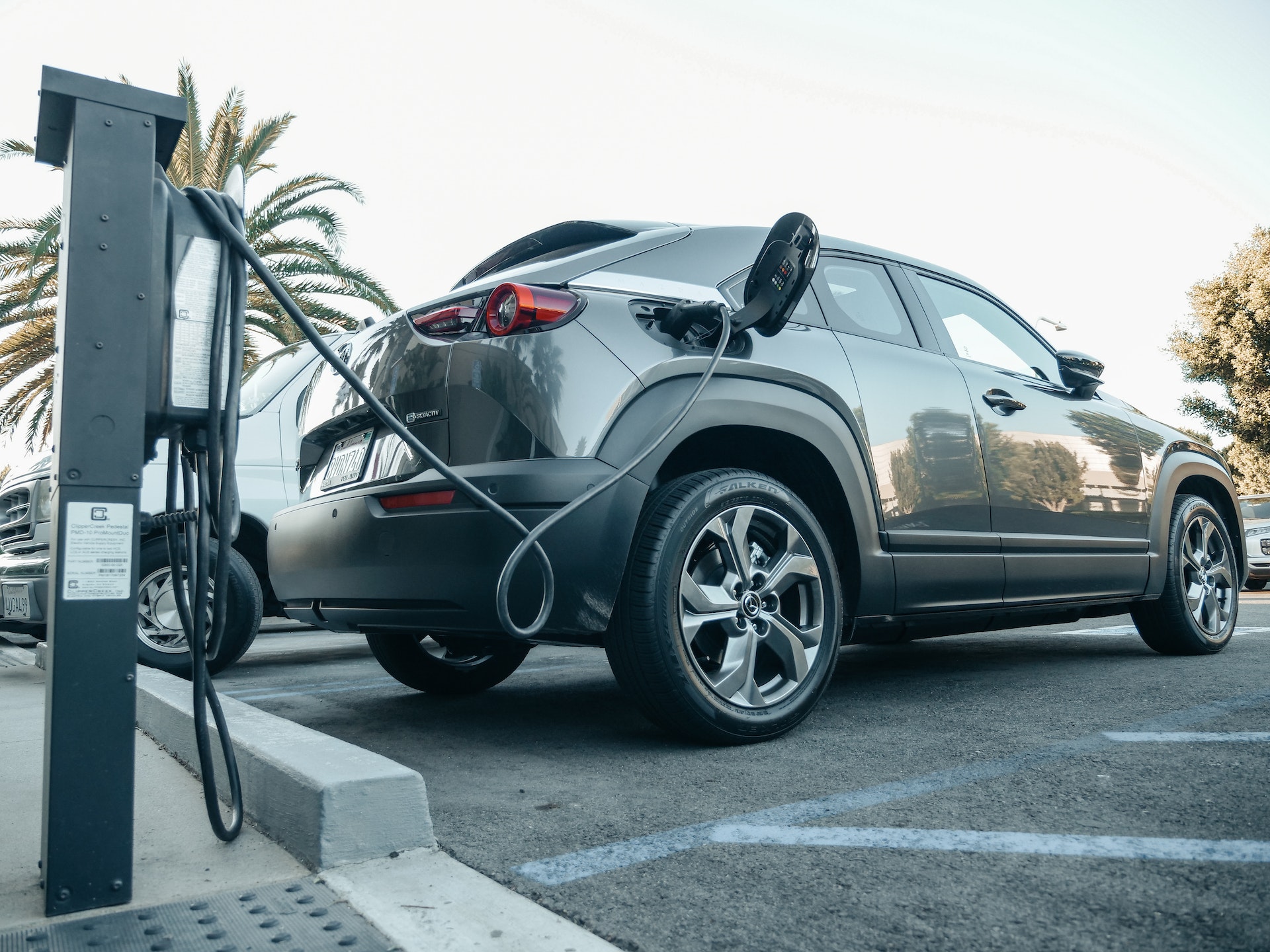 Auto totalmente elettrica in ricarica