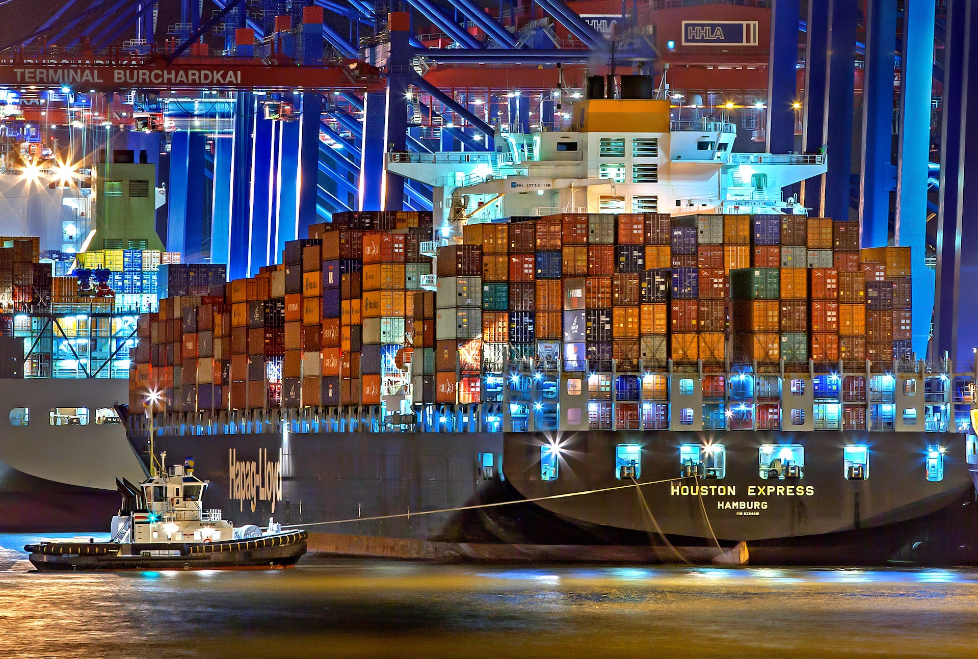 Una nave cargo ha appena raggiunto il porto