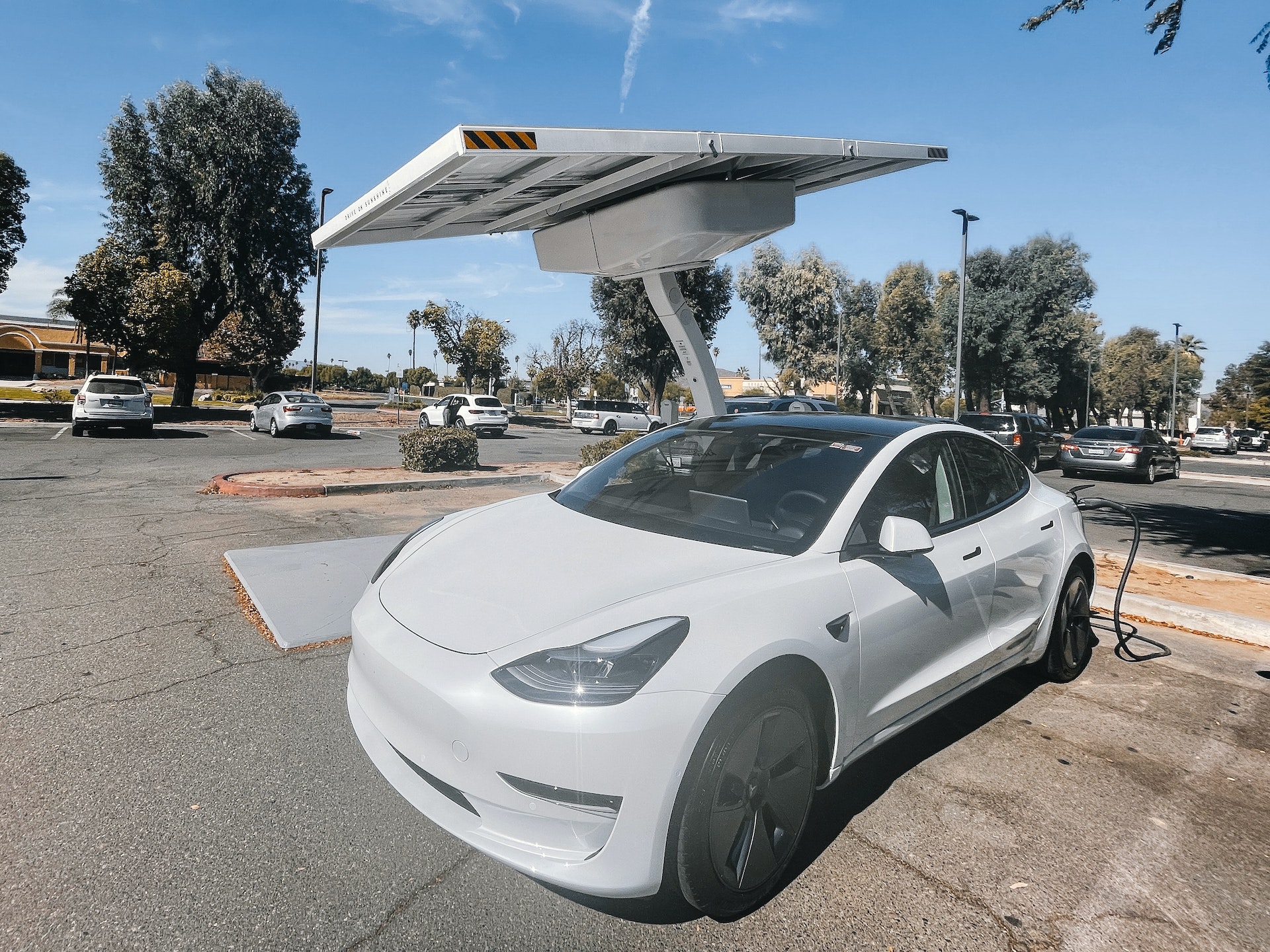 Auto elettrica in ricarica
