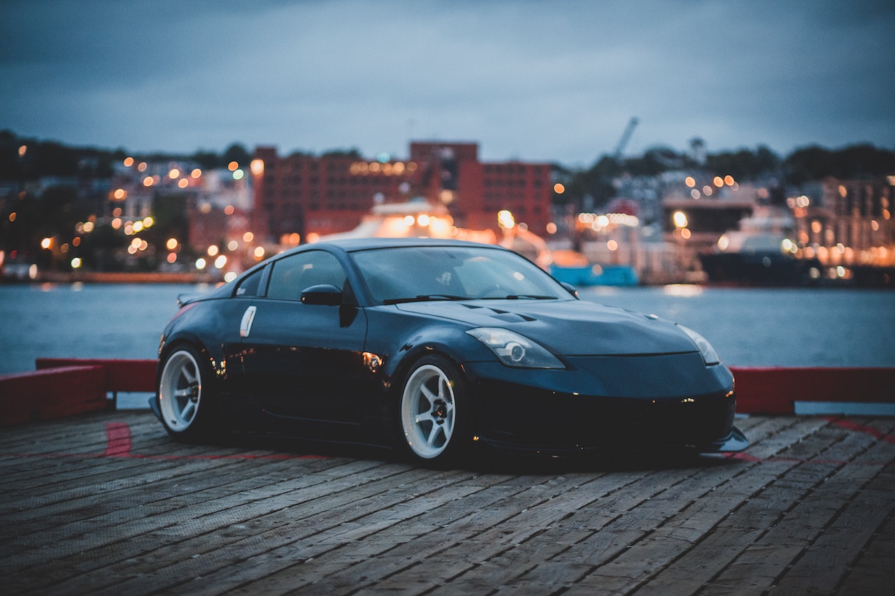 Nissan scura al tramonto