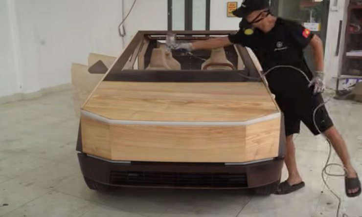Tesla Cybertruck in legno