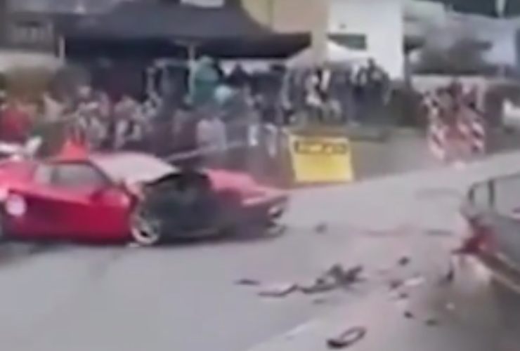 Ferrari Testarossa si schianta al muro