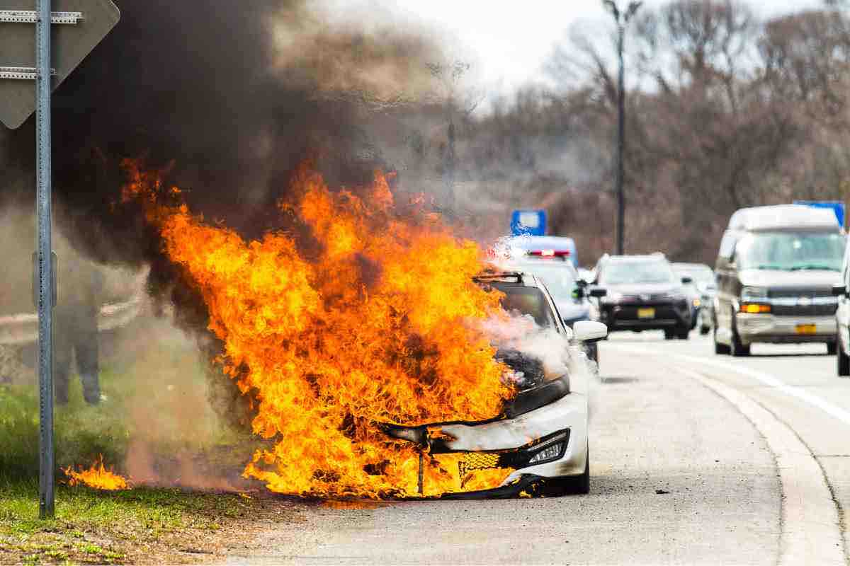 Automobile in fiamme