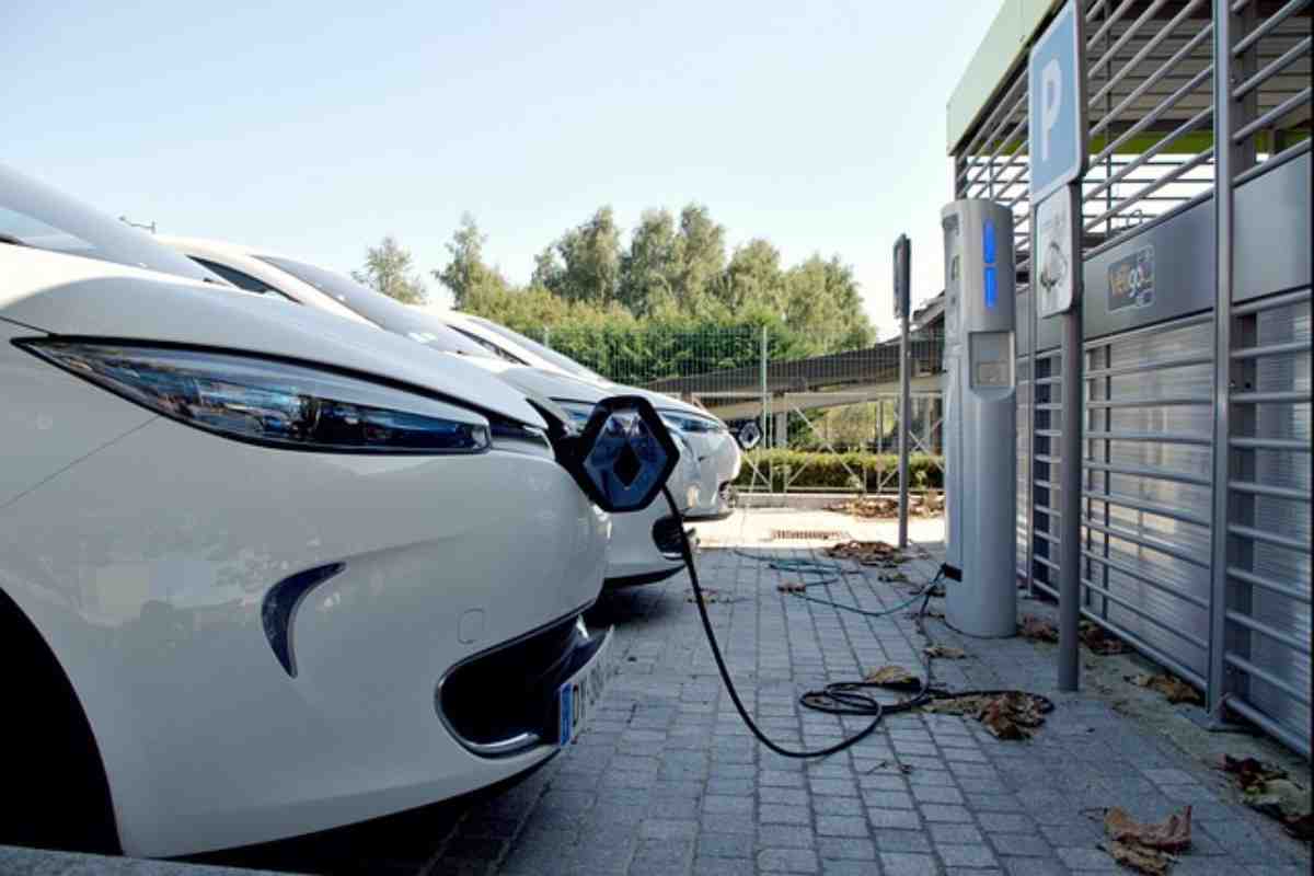 Allarme auto elettriche in Italia