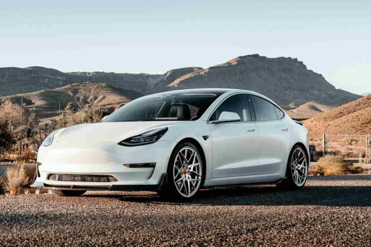 Le auto Tesla perdono valore