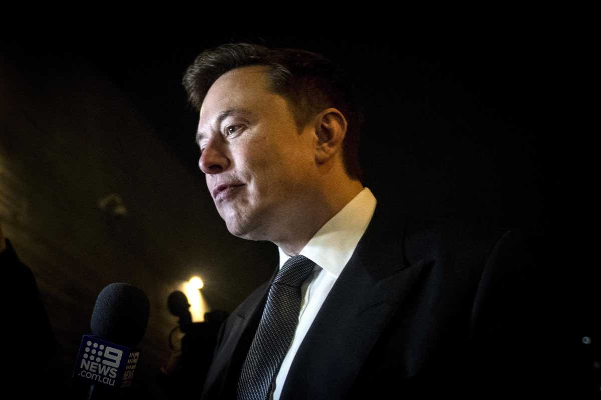 Elon Musk Tesla rovinata