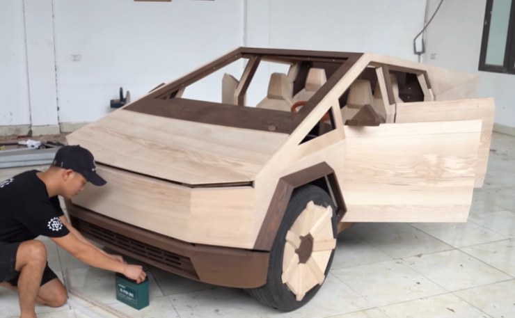 Tesla Cybertruck legno produzione video