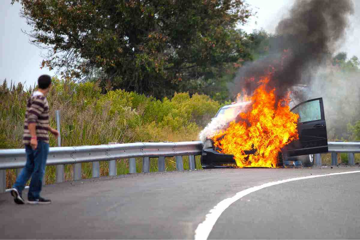 Automobile in fiamme 