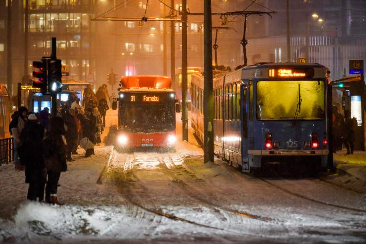 Auto elettrica Oslo blocco flotta bus freddo