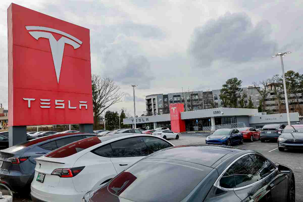 Incentivi auto 2024 in Italia escludono Tesla